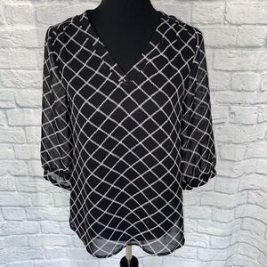 Old navy sheer print vneck pullover top w/3/4 sleeves B&W sz S women
